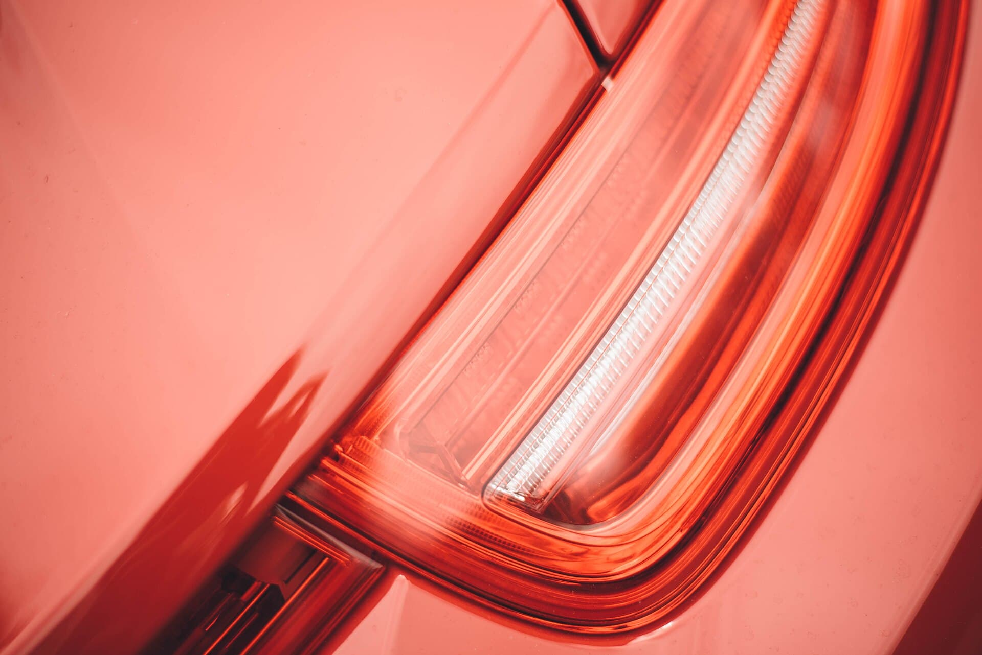 Detalle de la calavera trasera roja de un auto